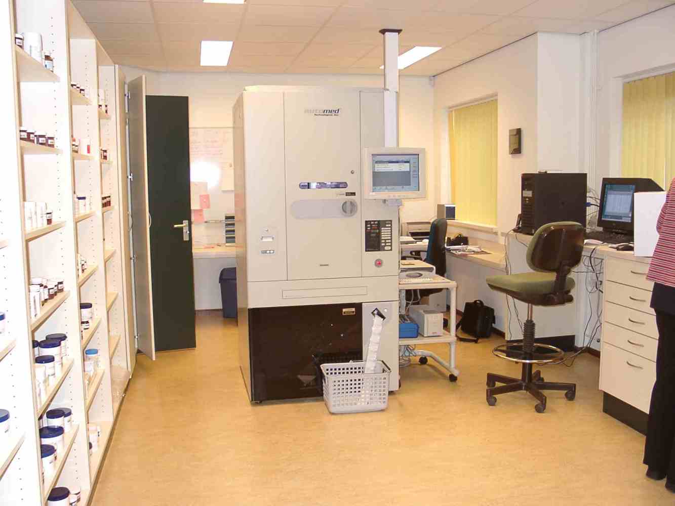 De eerste FDS machine van Baxter achterin de apotheek in Appelscha